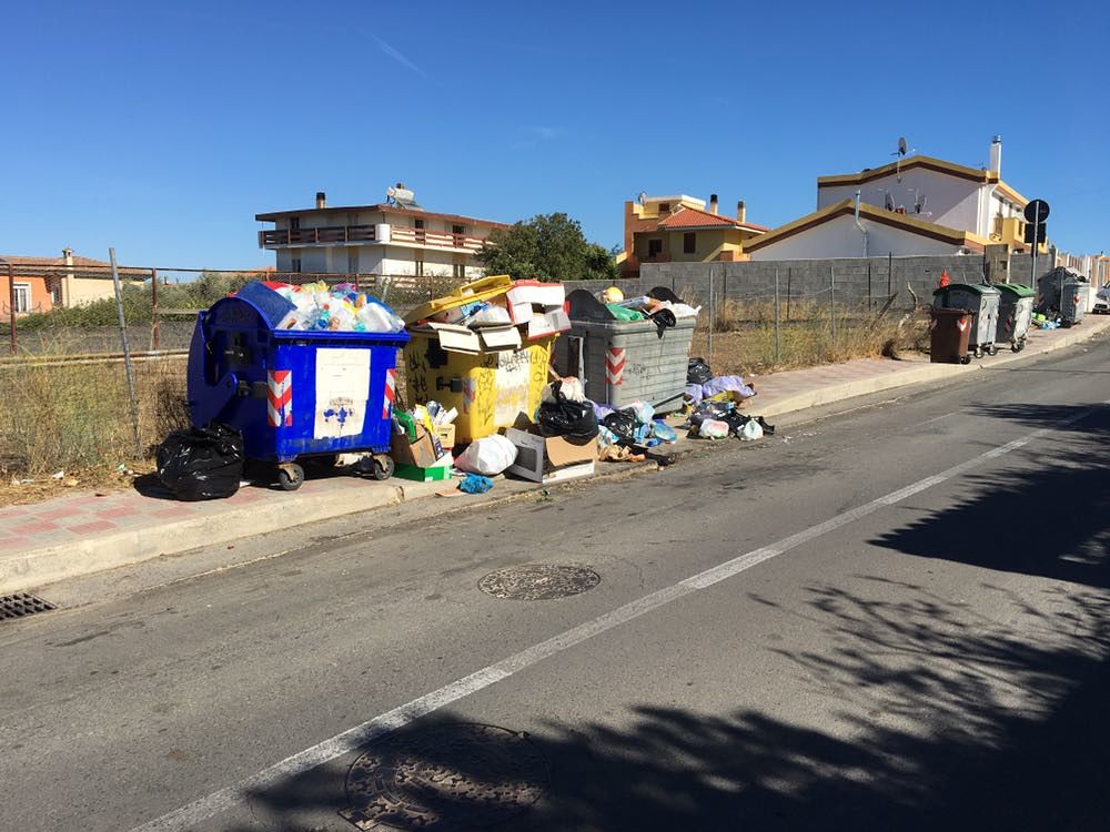Furbetti dei rifiuti in via delle Agavi: “A quando le telecamere?”