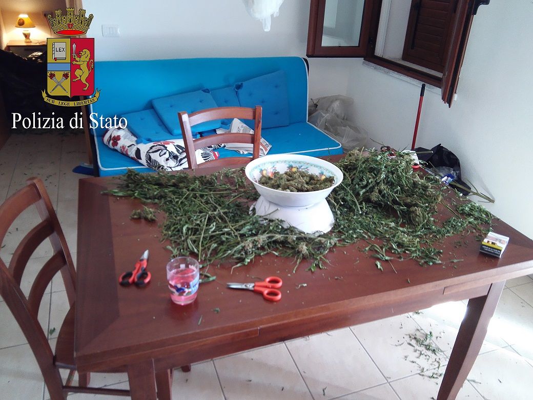 Droga venduta ai turisti, sgominata banda ad Orosei: 5 arresti