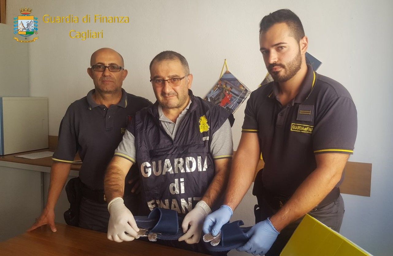 Hashish nelle ciabatte, il cane finanziere Pes fiuta un pacco sospetto al porto