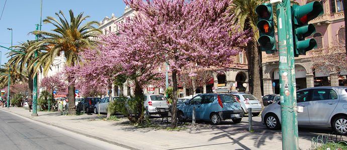 Via Roma, Psd’Az: “Togliamo le panchine: le occupano i parcheggiatori abusivi”