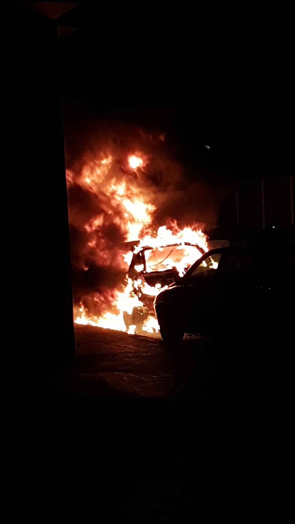 Incendio nella notte in via Nebida: auto va a fuoco, distrutta dalle fiamme