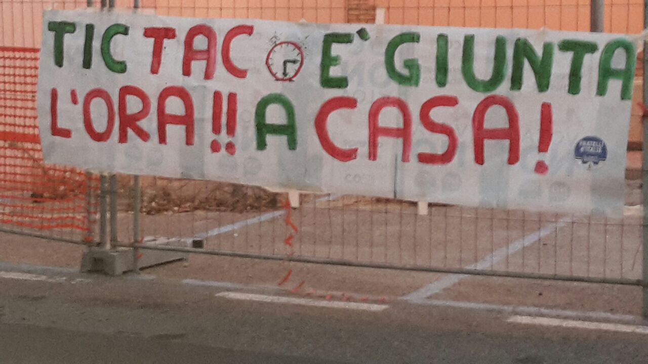 Quartu, blitz con striscione di FdI-AN contro l’amministrazione comunale