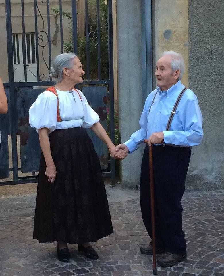 Sardegna, mano nella mano si guardano ancora con gli occhi dell’amore dopo 45 anni di matrimonio
