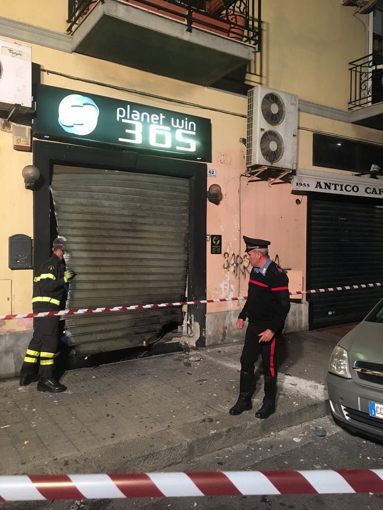 Paura a Pirri, ordigno esplode davanti ad agenzia di scommesse