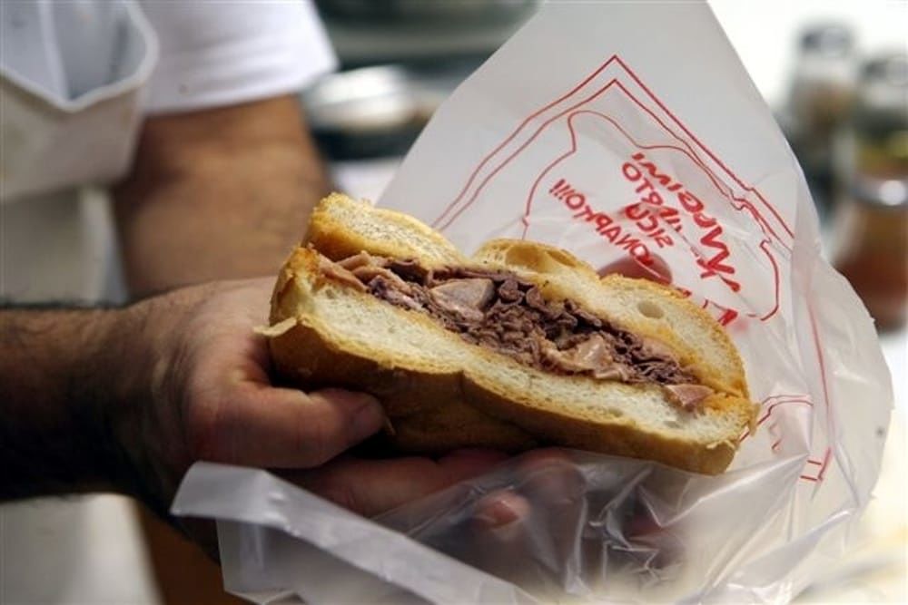 Cagliaritana separata, senza soldi vende panini in strada: maxi multa per le sedie “proibite”