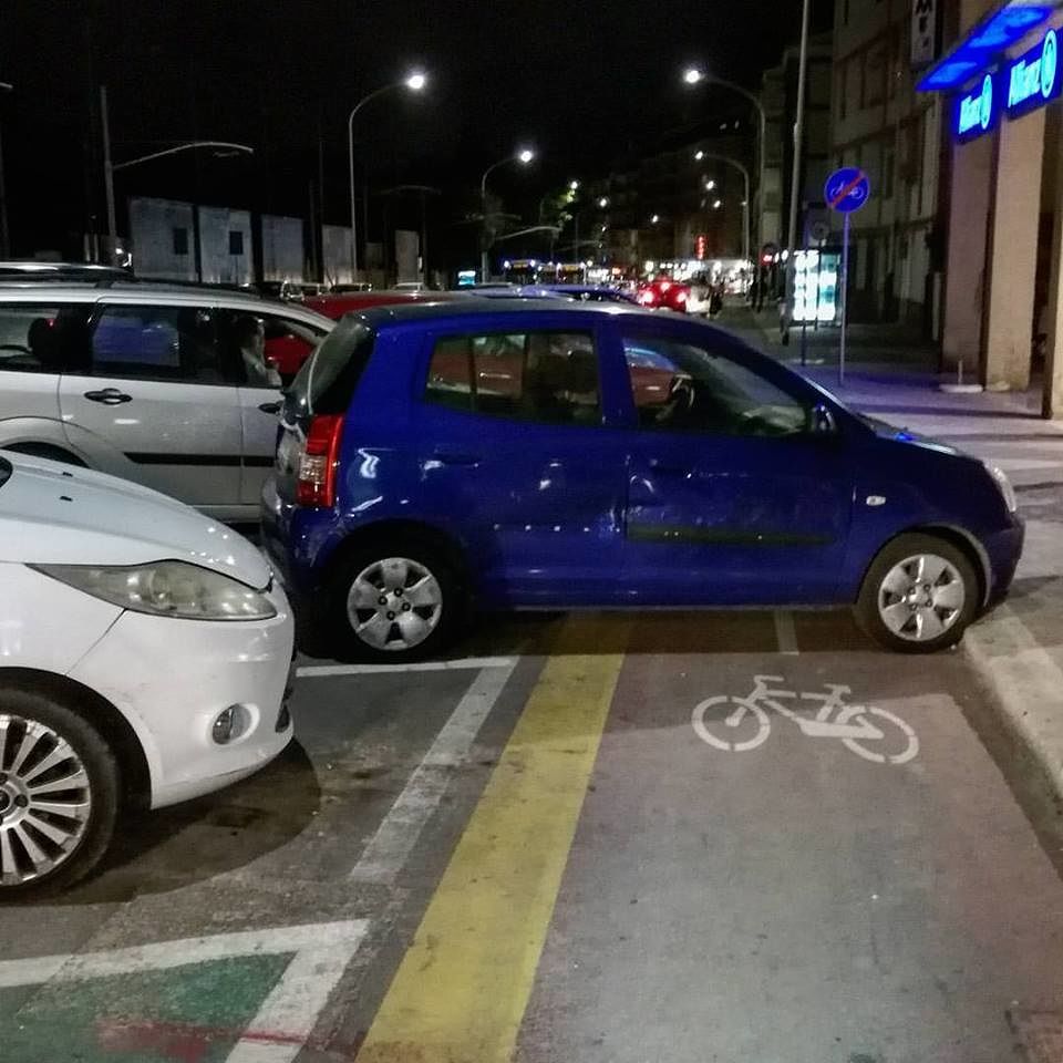 Cagliari, piste ciclabili umiliate in via Is Mirrionis: i parcheggi-sfregio