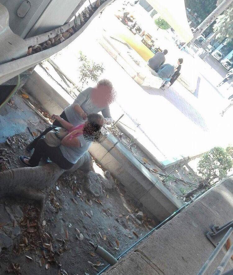 Cagliari, in piazza Amendola la parruccheria all’aperto delle badanti