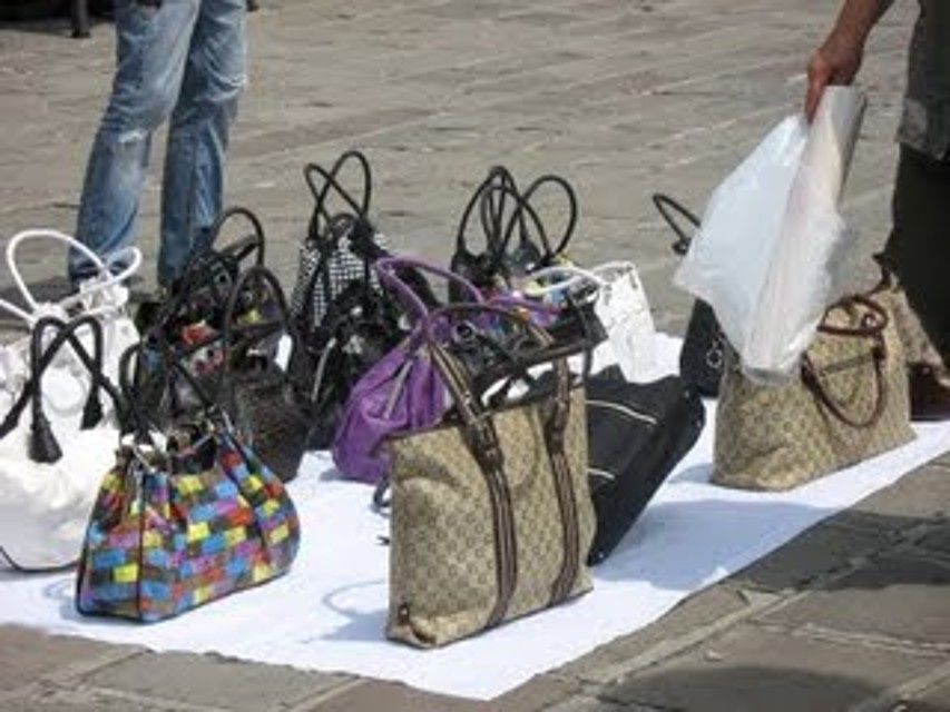 Sardegna, aumenta il commercio di capi contraffatti: a Cagliari fenomeno in grave crescita