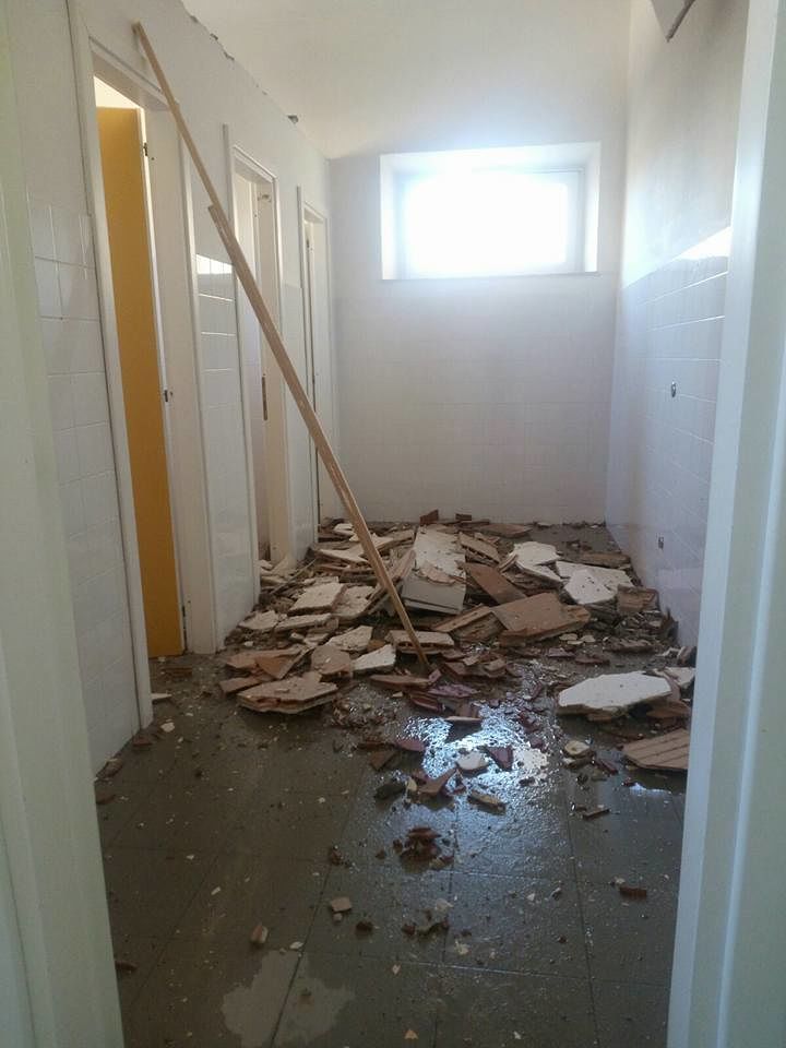 Sinnai, a scuola crolla il tetto del bagno dei bambini: “Vergognoso, siamo preoccupati”