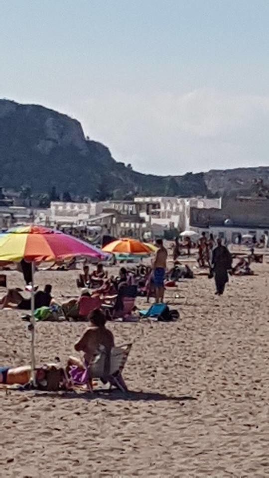 “Guardate che mare al Poetto, a ottobre inoltrato boom di bagnanti”