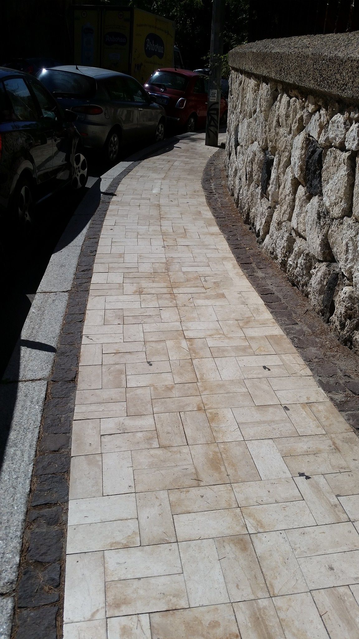 “Chi è il genio che ha fatto i marciapiedi così scivolosi in discesa al Civile?”