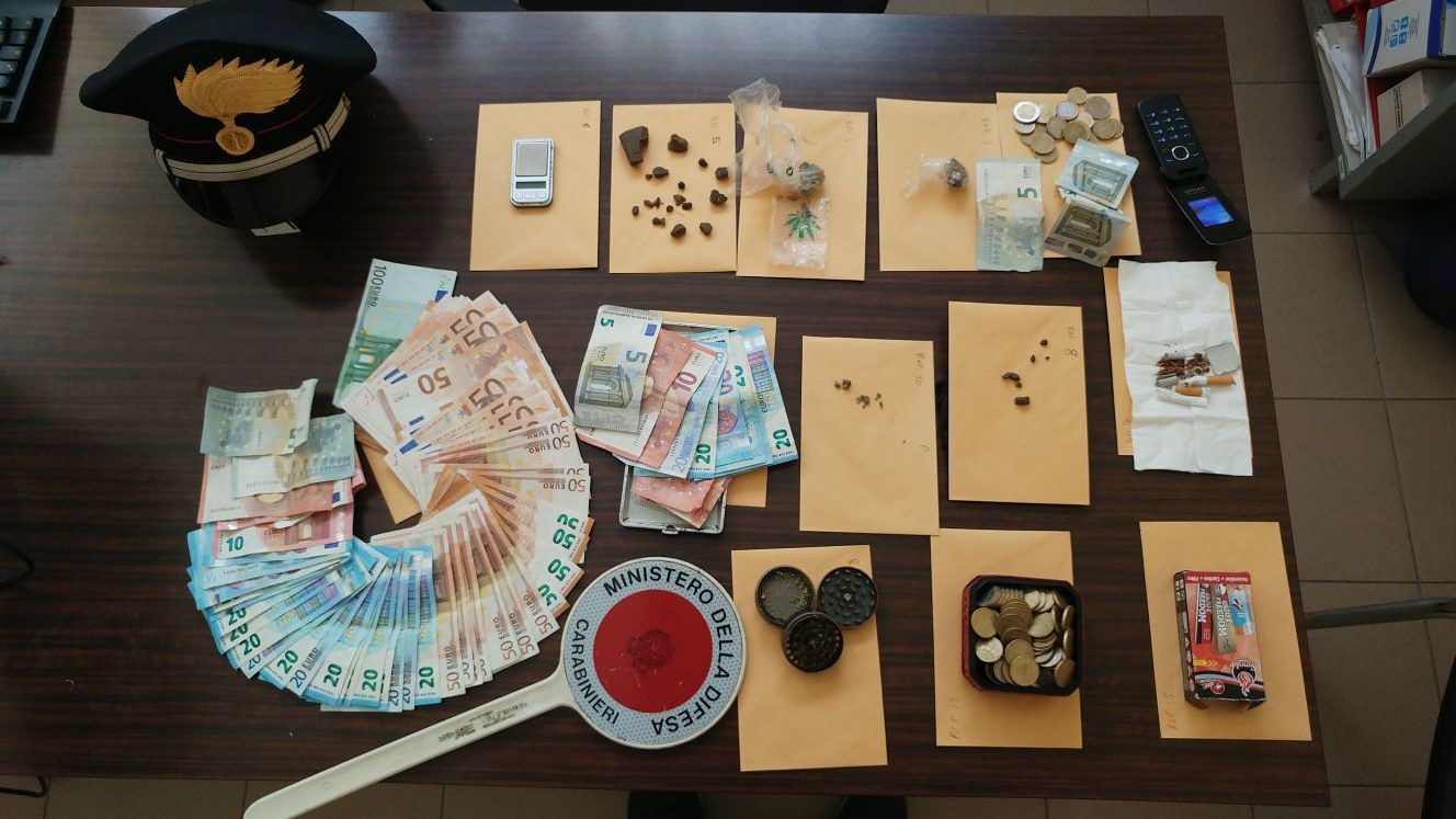 Droga e 2mila euro in contanti: in manette operaio di 18 anni