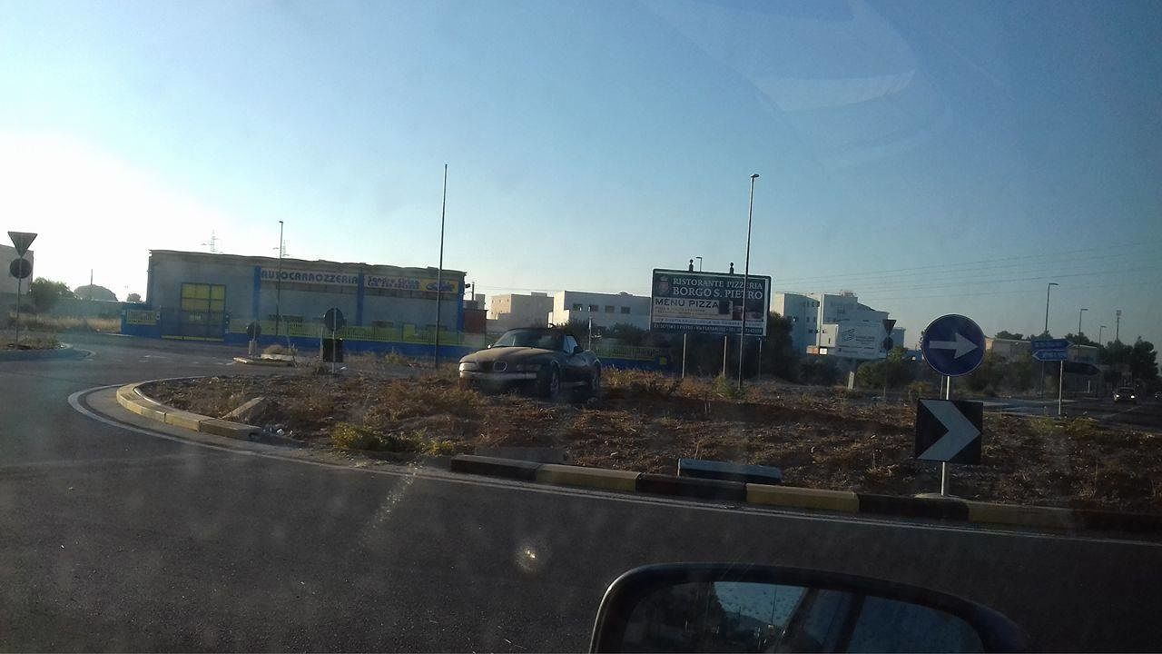 La strana rotonda tra Settimo e Selargius: ennesima auto che ci finisce sopra