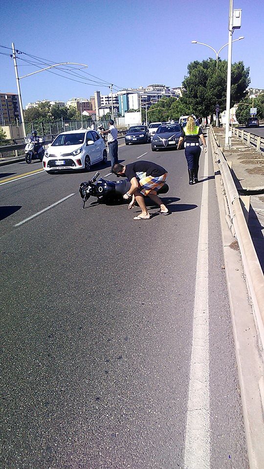 Cagliari, scontro tra auto e moto a Ponte Vittorio: centauro ferito, traffico ko