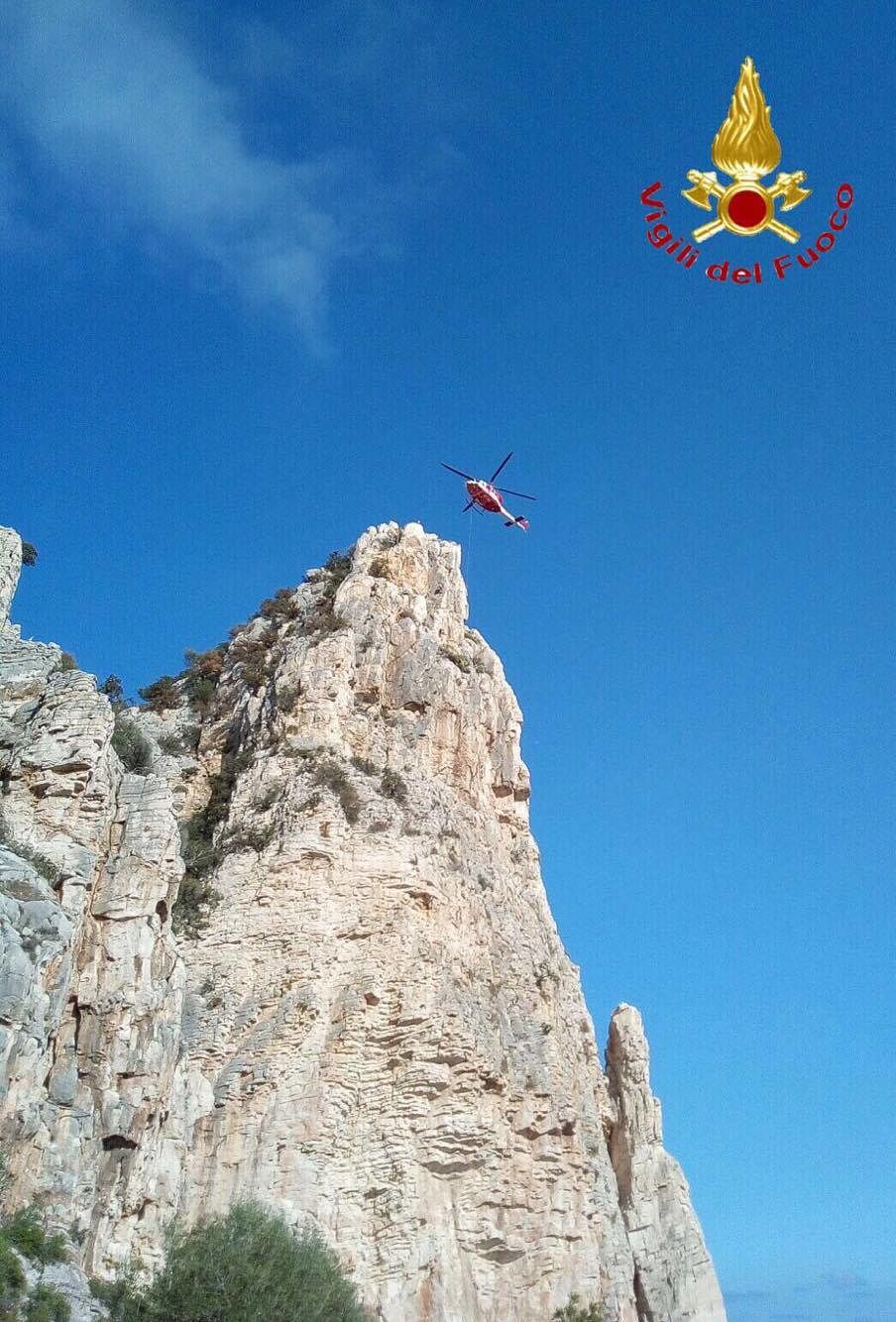 Baunei, cade dalla guglia di Pedralonga mentre fa climbing: recuperata con l’elisoccorso