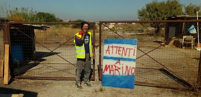 Marino, il senzatetto disabile che vive in un container con 4 cani: “Ora aiutatemi”