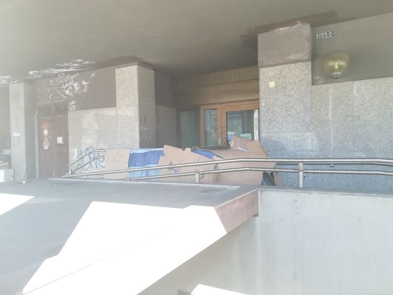 Cagliari, sotto l’ex Cariplo spuntano i bunker di cartone: “Pericolo incendio”