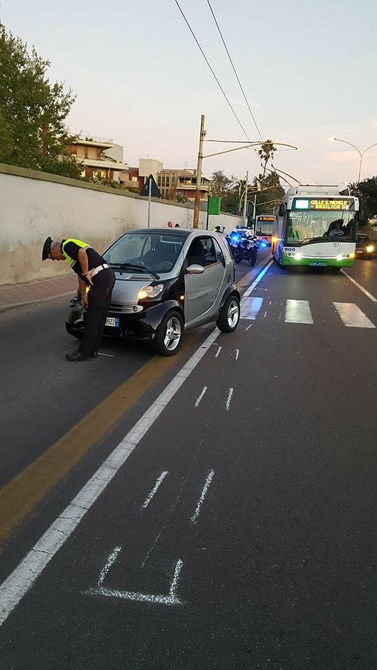 Viale Poetto, si ferma per far passare un pedone: motociclista tamponato e ferito