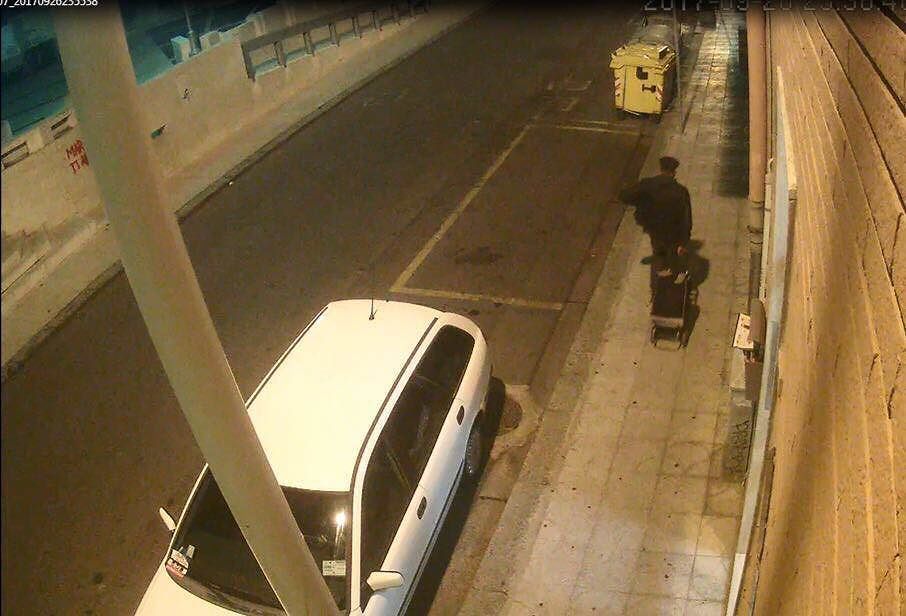 Cagliari, mette fuoco a un cassonetto e distrugge una lastra in marmo: incastrato dalle telecamere