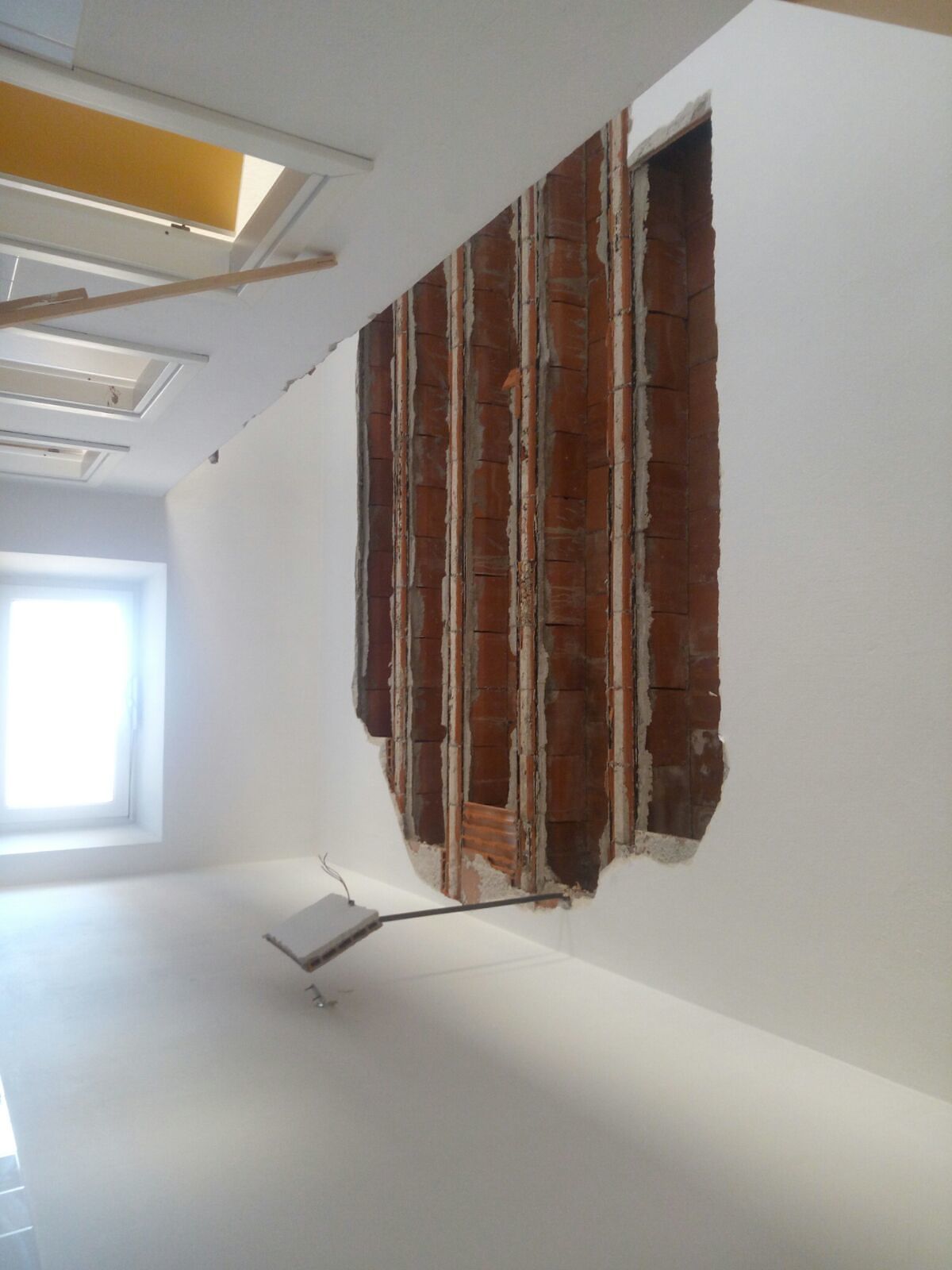 Sinnai, dopo il crollo a scuola battaglia in Comune. M5S: “No al magna magna sugli appalti”