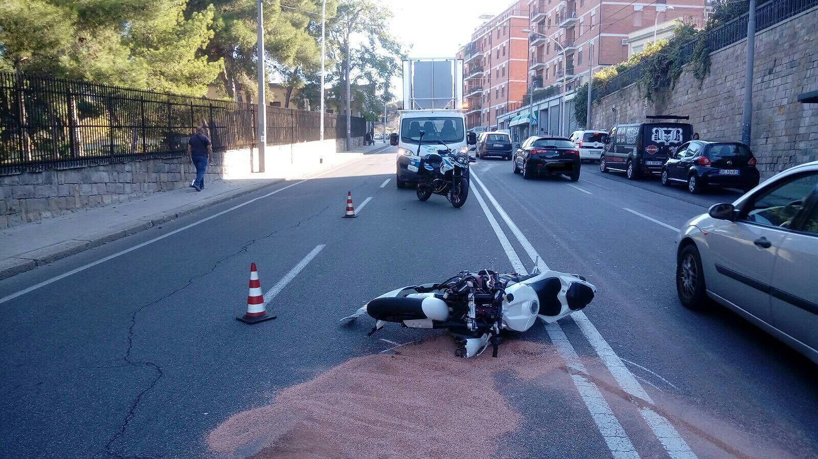 Schianto tra moto e autocarro in via is Mirrionis, gravissimo un 27enne
