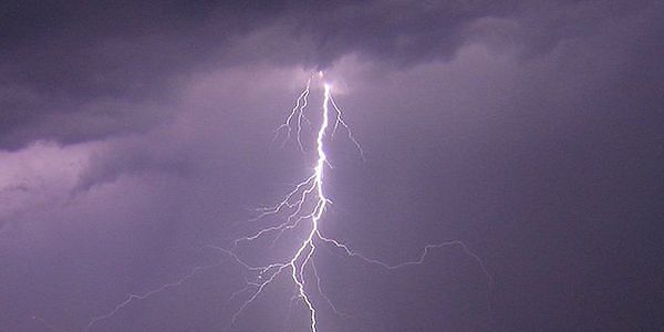 Sardegna, colpito da un fulmine mentre chiude il cancello: allevatore finisce all’ospedale