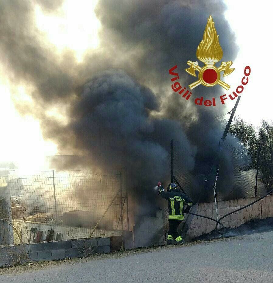 Via dell’Agricoltura, plastica in fiamme e fumo nero in città
