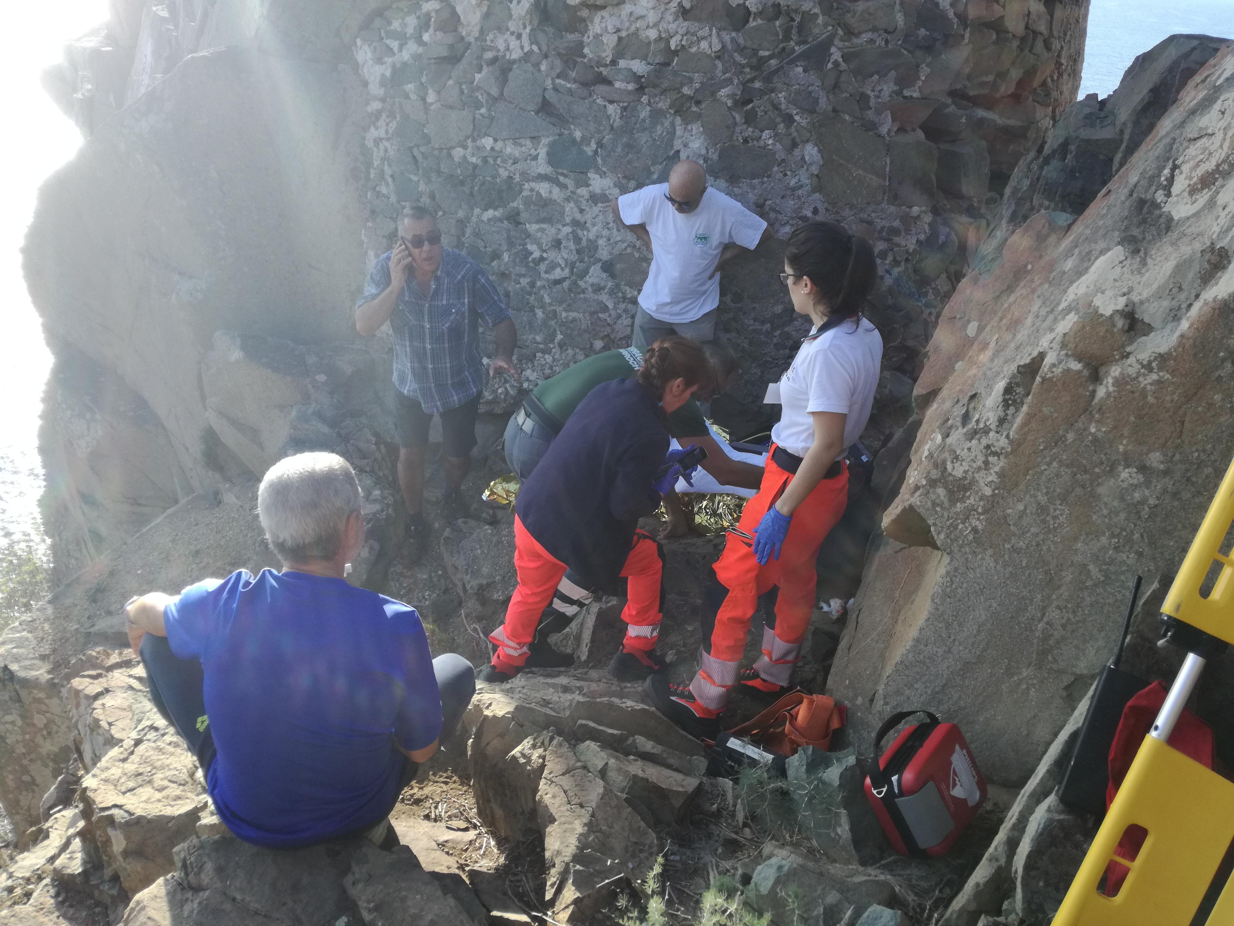 Sarroch, precipita da 3 metri durante escursione: salvata una donna