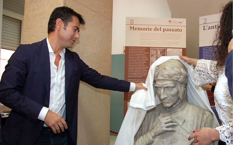 Colpito dalle bombe del ’43: il busto di Dante torna al Dettori