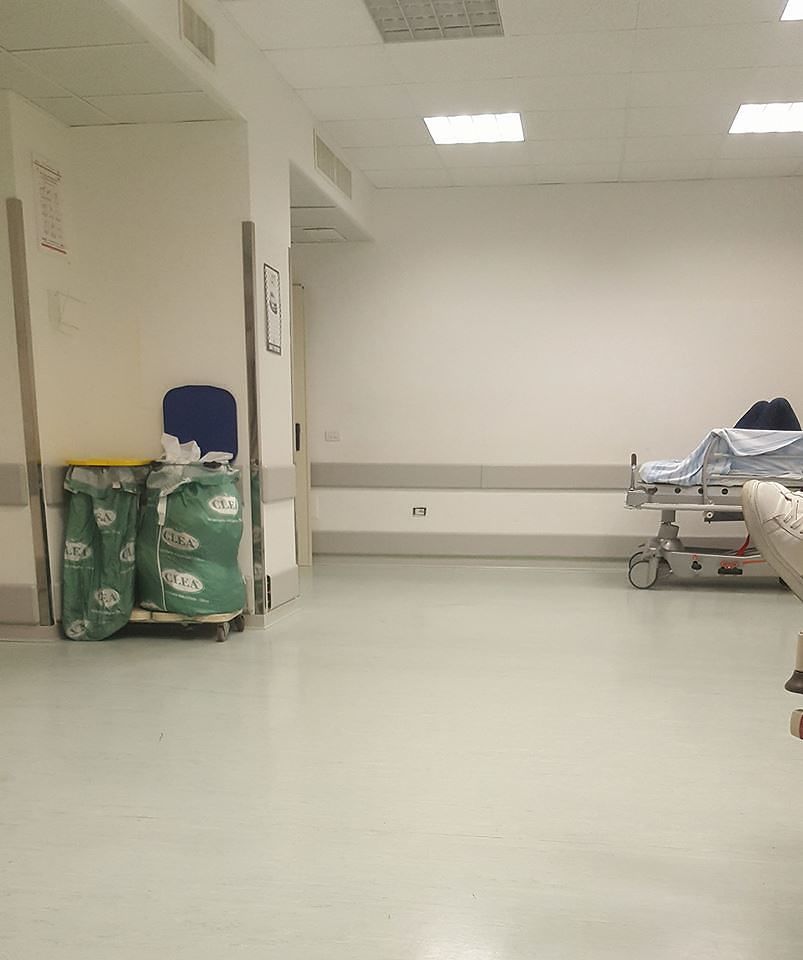 Sardegna, un uomo e una donna dormono nella sala d’attesa di un ospedale