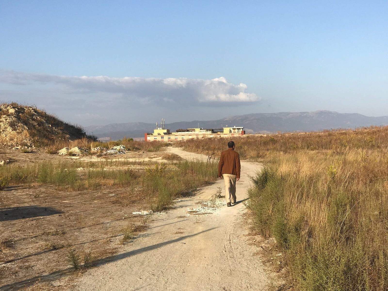 Attenzione, a Cagliari si aggira l’uomo che cammina…