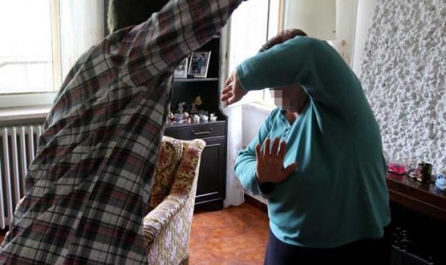 Cagliari, picchia la madre con il bastone della scopa: arrestato