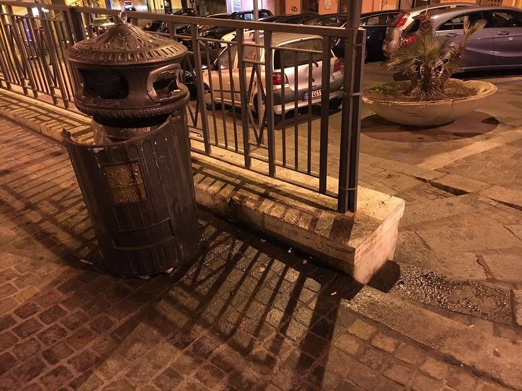 “Cagliari città sporca, odori nauseabondi in centro: rischi per salute e turismo”