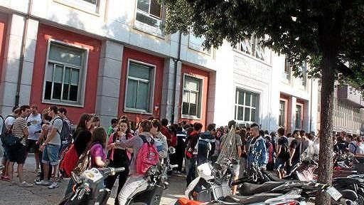 Rientro a casa da soli vietato per gli studenti fino a 14 anni: “E i genitori che lavorano?”