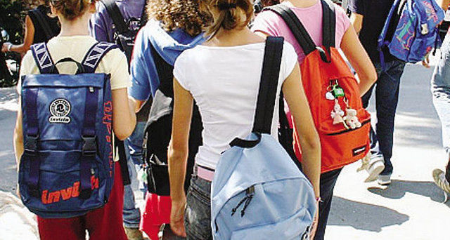 Sestu, polemica sui figli a scuola: “Burocrazia ottusa, torniamo normali”