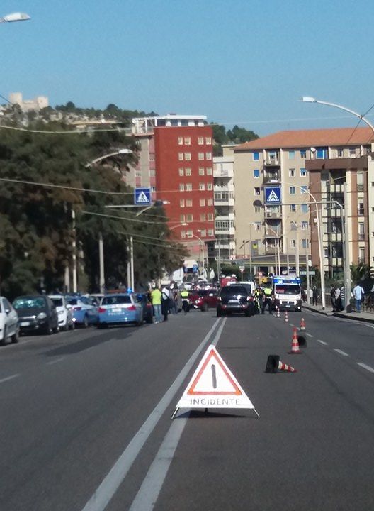 Si ribalta la Smart inseguita dalla Polizia, maxi incidente nella rotonda di via Is Mirrionis