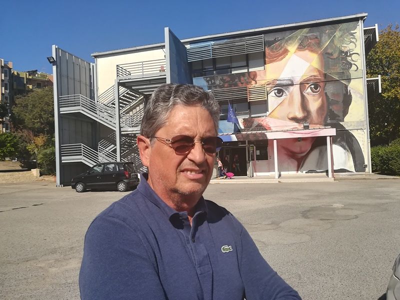 Scuole e minori, la saggezza del nonno: “Tempi cambiati, mia nipote ha solo 13 anni, non mi pesa venire a prenderla”