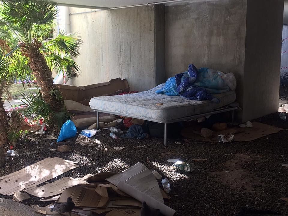 Baraccopoli sotto il Banco di Sardegna, Pili: “Il centro della città è un ghetto”