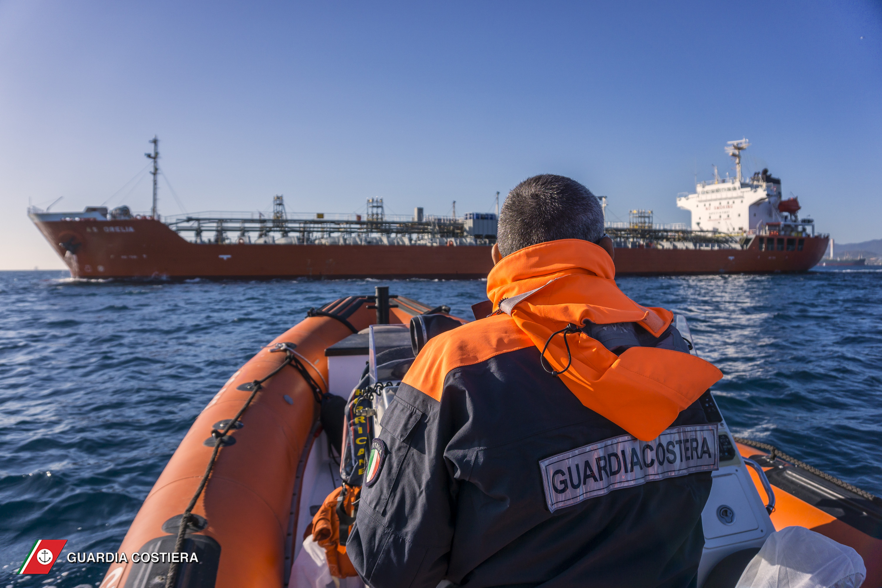 Nave contro il pontile della Sarlux, scoppia un incendio. Ma è solo un’esercitazione