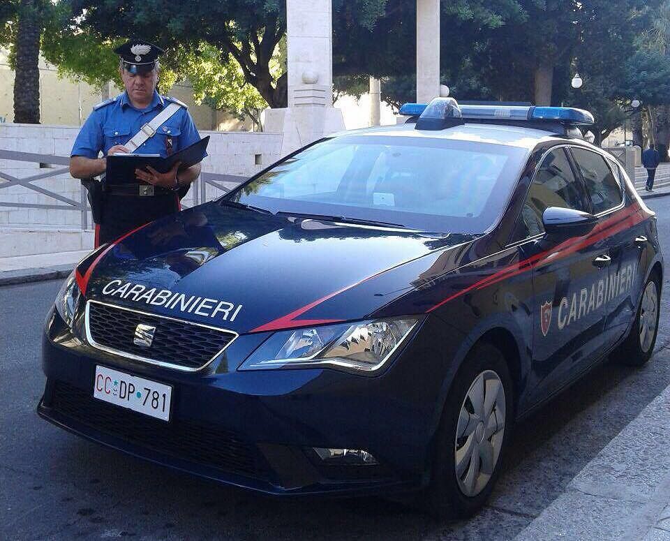 Le chiede 10 euro mentre preleva al bancomat, al suo rifiuto tenta di rapinarla