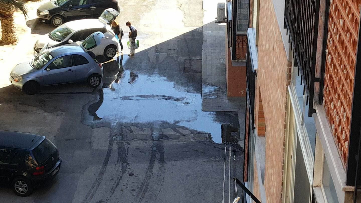 Maxi perdita idrica in piazza Settimio Severo: “Spreco enorme di acqua”