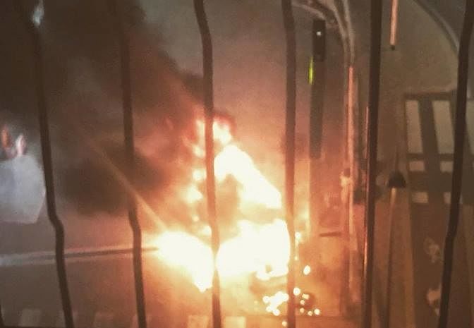 Paura in via Campania, auto in fiamme al distributore: un corto circuito