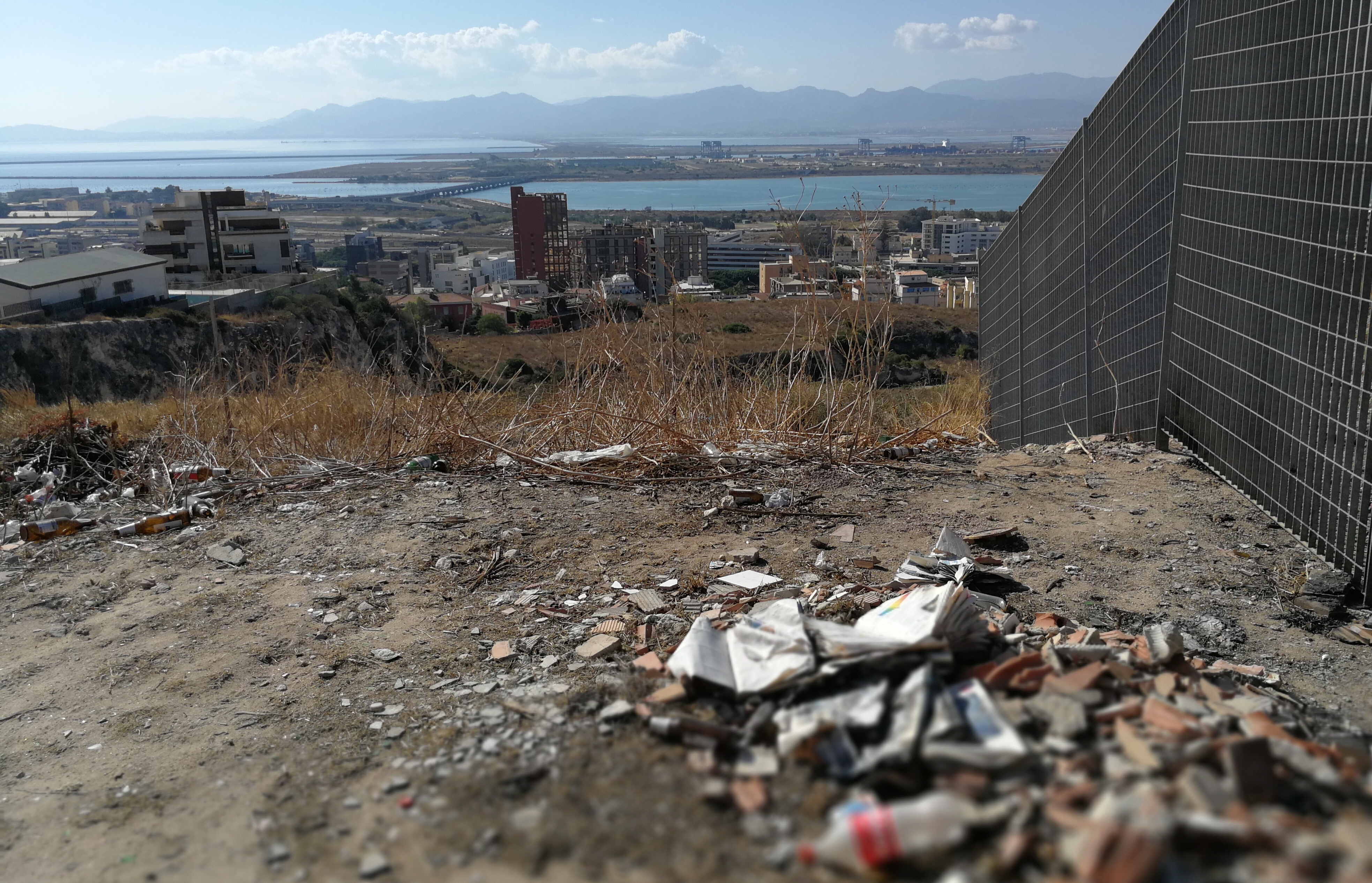 Via Bainsizza, discarica con vista su Tuvixeddu. E c’è chi mette fuoco