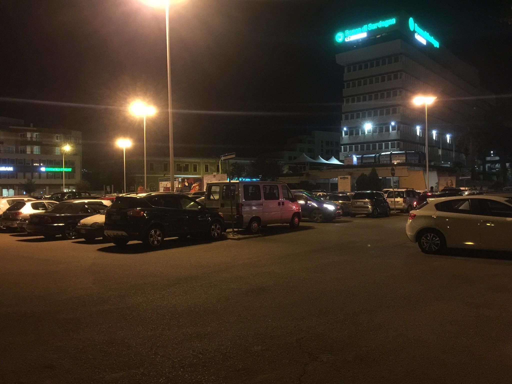 Cagliari, il sabato notte dei parcheggiatori abusivi: i cagliaritani “conquistano” il Cis