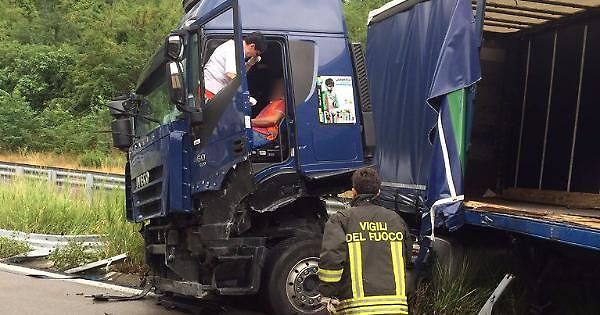 131 Dcn, camion perde il controllo e si schianta sul guard rail