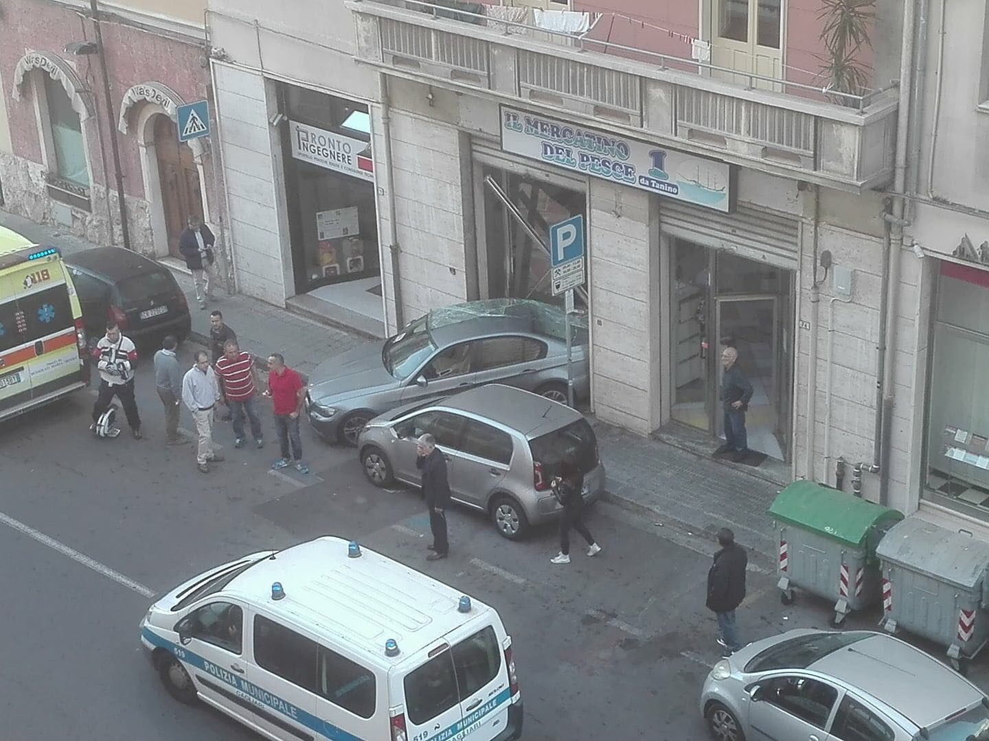 Cagliari, auto in retromarcia sfonda la vetrina di una pescheria: un ferito