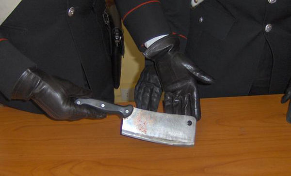 Girava per la Marina drogato e con una mannaia: senegalese in arresto