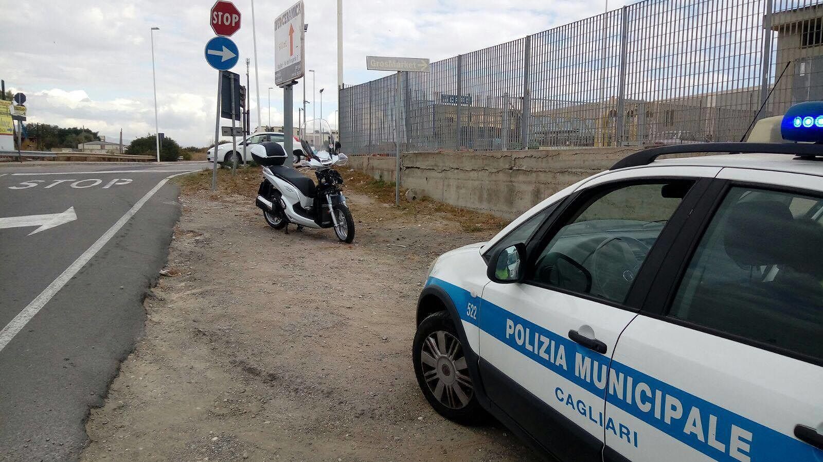 Viale Monastir, centauro senza patente tampona una Peugeot e resta ferito