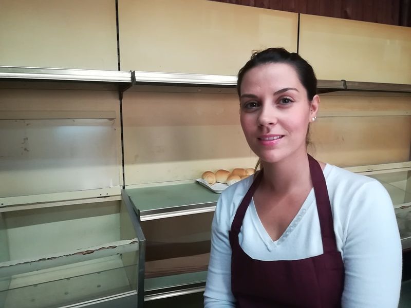 La sfida di Maura, 28 anni: “Sorrisi e buona volontà, largo ai giovani nella storica panetteria di Pirri”