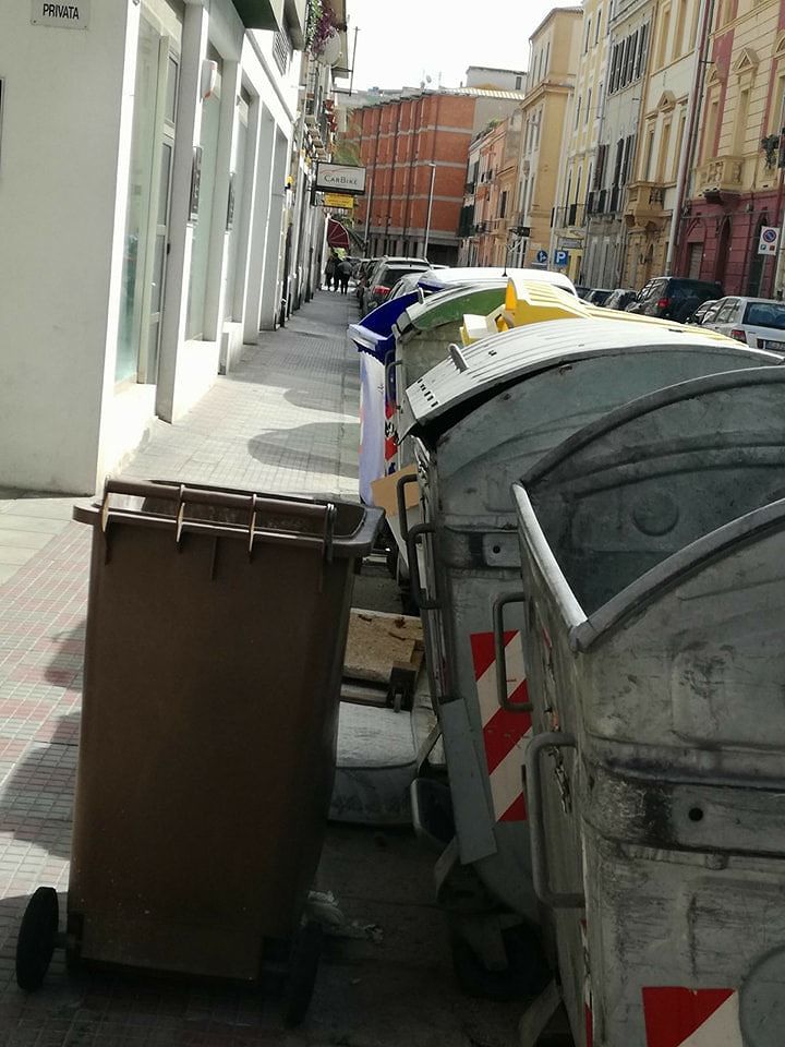 San Benedetto, zero parcheggi: “Troppi cassonetti e carico e scarico”